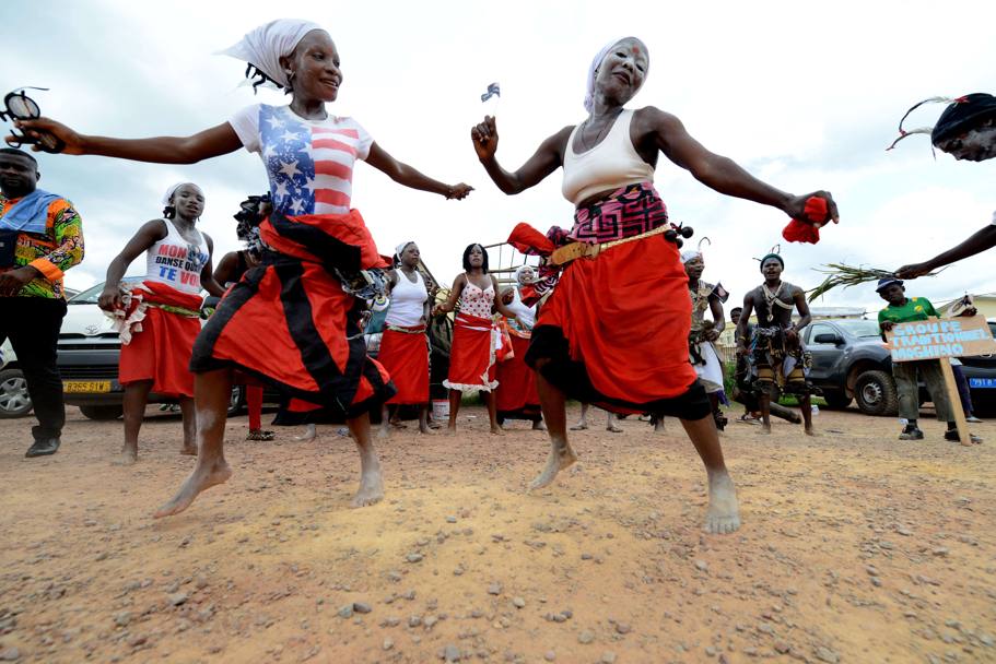 Alcune donne danzano in attesa dell’arrivo dei ciclisti durante il tour del Gabon (Afp)